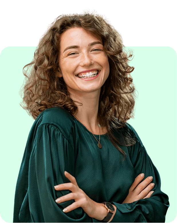 Autónoma sonriendo mientras factura con FacturaLite
